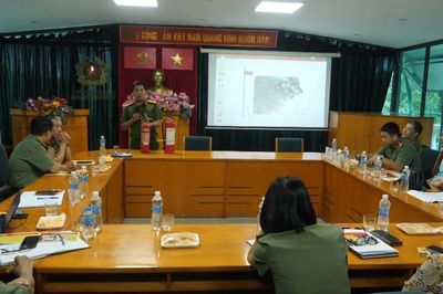 Đoàn viên Công đoàn An ninh Thủ đô thực hành kỹ năng phòng cháy, thoát nạn
