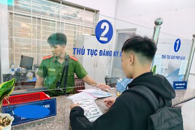 Chỉ có giấy mua bán viết tay có bị phạt và làm được thủ tục sang tên xe máy cũ?