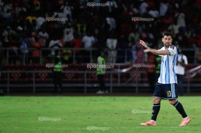 Messi lại khiến cả thế giới choáng váng
