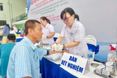 TP.HCM: Hơn 160.000 người được khám sức khỏe, nhiều nơi 'đi từng ngõ, gõ từng nhà' vận động