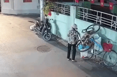 Dựng xe đạp trước cửa, chủ nhà sốc khi cô đồng nát 'tiện tay nhặt'