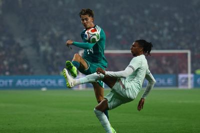 FIFA áp dụng luật mới, Olise lập tức bị ảnh hưởng