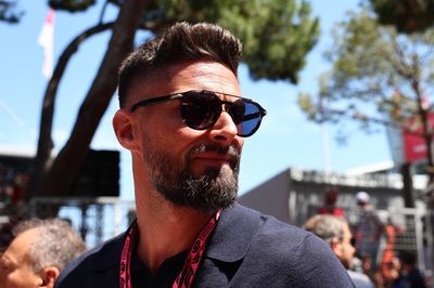 Giroud gây ngỡ ngàng ở tuổi 39