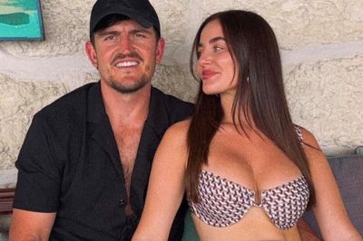 Vợ Maguire gây bão