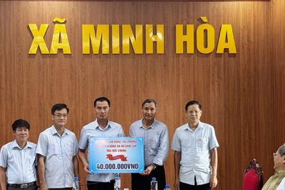Anh hùng Lao động Mai Đức Chung trao quà cho người nghèo xã Minh Hòa, tỉnh Phú Thọ
