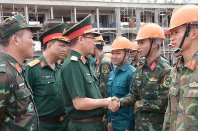 Chính ủy Quân khu 5 thăm, động viên bộ đội tăng cường, hỗ trợ thi công, xây dựng trường liên cấp trên tuyến biên giới tỉnh Đắk Lắk