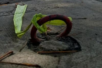 Mối nguy từ quai sắt nắp hố ga