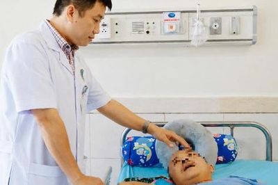 Cứu sống người đàn ông bị tai nạn giao thông chấn thương sọ não