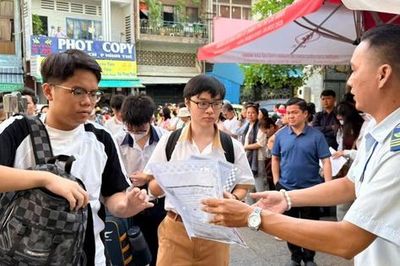 ĐHQG TPHCM trao học bổng 100% cho học sinh Phổ thông Năng khiếu