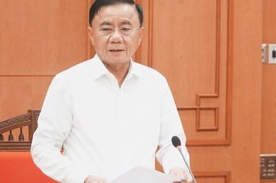 Bộ Chính trị: Tăng thu nhập, tạo động lực cho cán bộ, công chức, viên chức