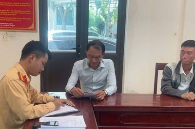 Quay đầu né chốt vẫn không thoát