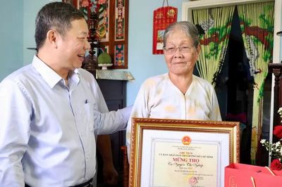 Trưởng Ban Tuyên giáo và Dân vận Thành ủy TPHCM thăm, chúc thọ nữ thương binh tròn 90 tuổi