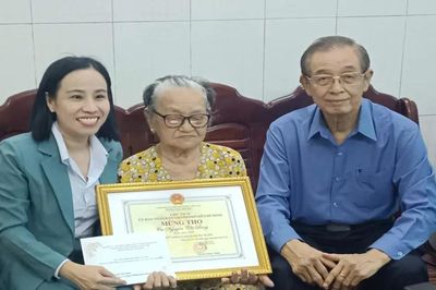 Lãnh đạo đoàn ĐBQH TPHCM thăm, chúc thọ người cao tuổi tiêu biểu
