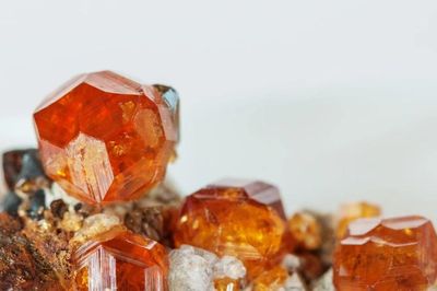 Khoáng vật màu lửa 'phát sáng từ bên trong' khiến giới sưu tầm phát cuồng