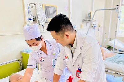 Đau bụng dữ dội, cụ ông 84 tuổi vỡ phình động mạch chủ bụng, ngừng tim