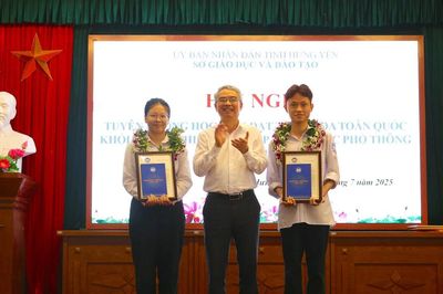 Thủ khoa tổ hợp A00 Kỳ thi tốt nghiệp THPT năm 2025 mách nước sĩ tử