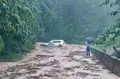 Mưa lớn gây sạt lở, chia cắt tuyến đường Tân Phong - Nậm Tăm (Lai Châu)
