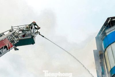 Cháy quán karaoke ở Đà Nẵng: Tiếng kính vỡ liên tiếp, khói đen kín trời