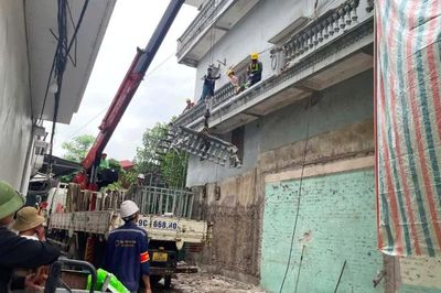 Vụ xịt nước vào thợ xây ở Hà Nội: Tháo dỡ phần ban công lấn chiếm