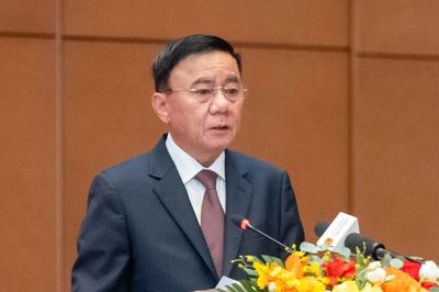 Bộ Chính trị: Khuyến khích cơ chế khoán biên chế gắn với khoán quỹ lương