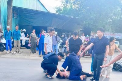 Gặp người nguy kịch trên đường, nhóm y bác sĩ lao vào cấp cứu nạn nhân
