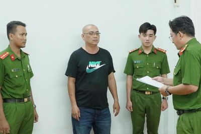 Vụ khiêng quan tài có người sống bên trong diễu hành: Danh tính chủ bữa tiệc gây xôn xao