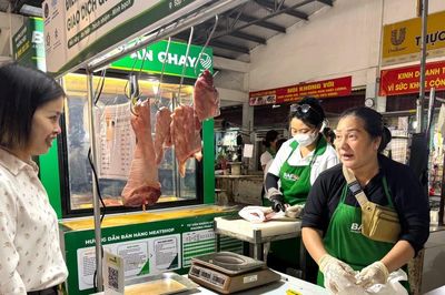 Lần đầu đưa thịt lợn 'tick xanh trách nhiệm' vào chợ truyền thống TP Hồ Chí Minh