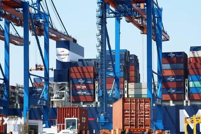 5 tháng: Số thu ngân sách từ xuất nhập khẩu bằng 47,7% dự toán