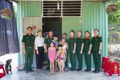 Bộ Tư lệnh TP Hồ Chí Minh thăm con quân nhân mắc bệnh hiểm nghèo