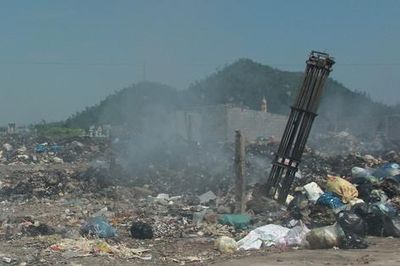 Bãi rác cháy âm ỉ nhiều ngày, người dân khốn khổ vì khói độc và mùi hôi