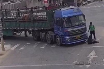 Cụ bà 68 tuổi bị cuốn vào gầm xe tải rồi tự bò ra ngoài trong sự kinh ngạc của mọi người