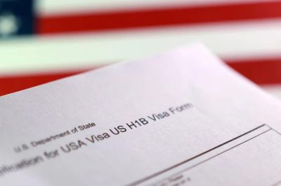 Tòa liên bang 'tuýt còi' kế hoạch thu 100.000 USD cho mỗi visa lao động của ông Trump
