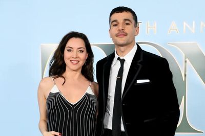 Aubrey Plaza lần đầu khoe bụng bầu trên thảm đỏ, sánh đôi bên bạn trai Chris Abbott