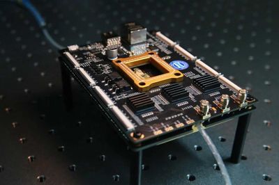 Startup Trung Quốc sản xuất chip quang tử không cần máy quang khắc DUV