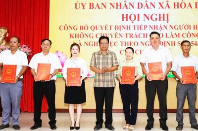 Xã Hòa Điền trao quyết định về công tác cán bộ