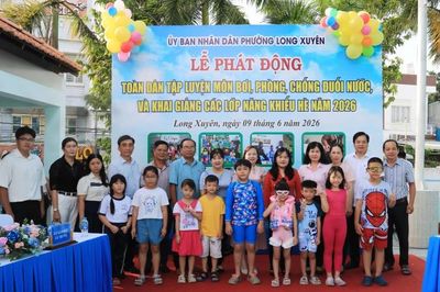 Phường Long Xuyên phát động tập luyện môn bơi, phòng chống đuối nước
