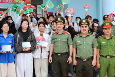 Công an tỉnh An Giang đón 157 học sinh đặc khu Kiên Hải vào đất liền thi tốt nghiệp trung học phổ thông năm 2026