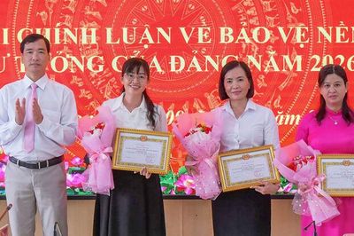 Xã Vĩnh Phong trao giải cuộc thi chính luận bảo vệ nền tảng tư tưởng của Đảng