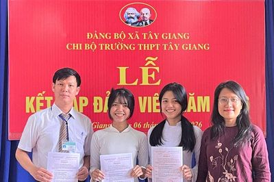 Hai học sinh người Cơ Tu được kết nạp Đảng trước kỳ thi tốt nghiệp THPT 2026