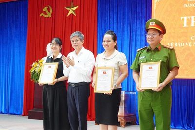 Phường Điện Bàn Đông trao giải Cuộc thi chính luận về bảo vệ nền tảng tư tưởng của Đảng