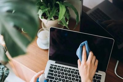 Có nên dùng nước lau kính để vệ sinh màn hình máy tính, điện thoại?