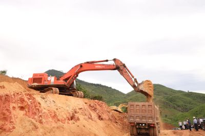 Dự án Đường liên vùng Khánh Sơn - Khánh Vĩnh: Gỡ vướng để tăng tốc thi công
