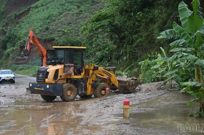 Thông xe trở lại tại điểm sạt lở trên Quốc lộ 279 qua xã Dương Quỳ