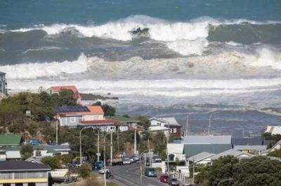 New Zealand: Sơ tán khẩn cấp người dân do sóng cao 11 mét ập vào bờ biển thủ đô