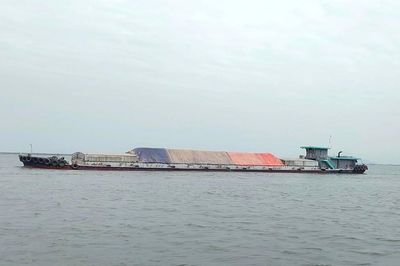 Giông lốc xuất hiện bất ngờ tại Quảng Ninh, tàu thuyền được yêu cầu nâng mức cảnh giác