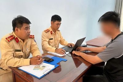 Vượt rào chắn đường sắt, tài xế điều khiển xe tải bị phạt hơn 40 triệu đồng