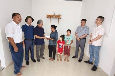 Hội Kinh tế Môi trường làm việc và tặng quà tại phường Trung Tâm, Lào Cai