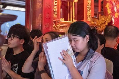 Sĩ tử nườm nượp đổ về Văn Miếu cầu may trước giờ thi tốt nghiệp THPT 2026