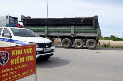 Xử lý xe quá tải, cơi nới thành thùng vùng ngoại ô