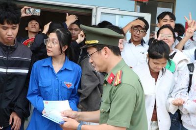 Công an An Giang lập đội xe tình nguyện đón học sinh dự thi tốt nghiệp